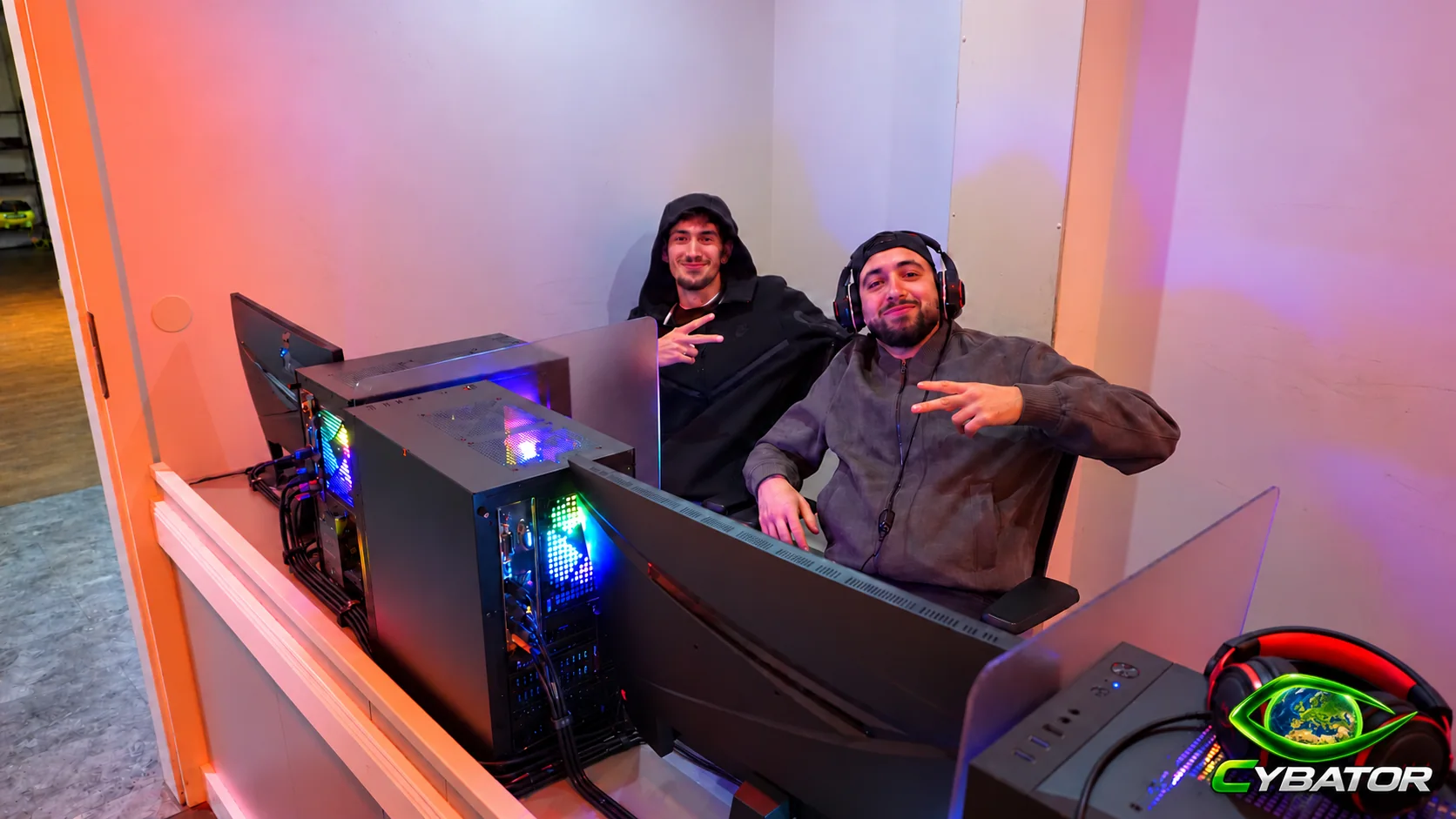 Two guests at the gaming PCs – Cybator